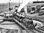 Belastungsprobe der Drehscheibe im Bw Leipzig Hbf Süd. Das besondere sind die beiden verwendeten Loks, nämlich eine SNCF 140C und eine Werklok, eine ehemalige ungarische Maschine der Reihe 275. (15.02.1948) <i>Foto: Slg. Johannes Glöckner</i>