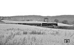 01 0535 mit mit dem Gepäck- und Expreßgutzug Gex 2650 bei Chorin.   (07.1976) <i>Foto: Burkhard Wollny</i>