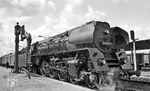 Nach dem Dampfende zwischen Erfurt und Bebra kam die vor vielen Interzonenzügen bekannte 01 0530-4 (01 530, ex 01 221) im September 1973 nach Pasewalk. Hier steht sie am Bahnsteig 1 mit Gex 2650 nach Stralsund neben dem Gelenkwasserkran. (07.1976) <i>Foto: Burkhard Wollny</i>