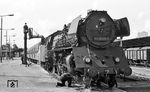 03 0048 ist mit D 510 in Pasewalk eingetroffen. Der 8-minütige Aufenthalt wird zum Wassernehmen genutzt. (07.1976) <i>Foto: Burkhard Wollny</i>