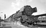 Pünktlich um 9.08 Uhr geht es für 03 0048 mit D 510 aus Berlin in Pasewalk weiter nach Stralsund. Aus dieser Perspektive wirkt die Lok noch wuchtiger. (07.1976) <i>Foto: Burkhard Wollny</i>