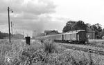 Der letzte Wagen des D 510 (Berlin-Stralsund), geführt von 03 0085, war durchaus einen Nachschuss im Bahnhof Wilmersdorf (Kr Angermünde) wert. (07.1976) <i>Foto: Burkhard Wollny</i>
