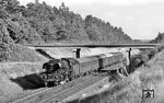 03 0088 fährt mit dem D 814 aus Berlin bei Gramzow dem nächsten Halt in Fürstenberg/Havel entgegen. (07.1976) <i>Foto: Burkhard Wollny</i>