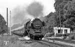 50 0009 vom Bw Angermünde (ex 50 1092, ex 50 3598) passiert den von zarter Frauenhand bedienten Schrankenposten 12 in Wilmersdorf, nördlich von Angermünde. (07.1976) <i>Foto: Burkhard Wollny</i>