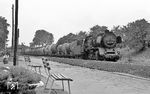 50 0017 (ex 50 5017, ex 50 3601, ex 50 2523) fährt mit einem Kesselwagenzug aus Stendell in der Bahnhof Lüdersdorf (Kr. Eberswalde) ein, um nach einer Zugkreuzung in Richtung Bad Freienwalde (Oder) weiter zu fahren. Die Strecke Angermünde - Bad Freienwalde wurde 1995 stillgelegt und 2008/2009 vollständig abgebaut, auch das Schwellenmaterial wurde geschreddert. Die Strecke ist inzwischen zweimal unwiederbringlich unterbrochen worden: Durch einen Straßenneubau und die fehlende Brücke in Oderberg-Bralitz. (07.1976) <i>Foto: Burkhard Wollny</i>