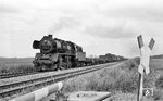 Ein weiterer "Öler" (50 0057) kommt bei Pasewalk angefahren. (07.1976) <i>Foto: Burkhard Wollny</i>