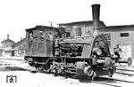 Freundlich präsentiert der Meister seine 89 7315 im Heimat-Bw Bingerbrück. Die 1900 von Jung gebaute preußische T 3 wurde als "1728 Mainz" in Dienst gestellt und 1906 in "6212 Mainz" umgezeichnet. Die Reichsbahn ordnete sie 1925 als 89 7315 ein. Die ursprünglich in gelber Ölfarbe am Führerhaus angebrachten Reichsbahn-Anschriften wurden später durch Schilder ersetzt, wobei das gemalte Lokschild nicht der Norm entspricht und sicher in eigener Werkstatt entstanden ist.  (15.05.1932) <i>Foto: DLA Darmstadt (Bellingrodt)</i>