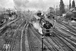 Als Zentrum des Dampfbetriebs avancierte Saalfeld spätestens ab Ende der 1970er Jahre zum Mekka der Eisenbahnfreunde. Während dieser bekannte Blick von der Fernstraße 281, von den Eisenbahnern spöttisch "Affenfelsen" tituliert, in späteren Jahren problemlos möglich war, entstand dieses Foto aus dem Jahr 1974 zu einer Zeit, wo man angesichts der finsteren politischen Lage auch schon mal von den DDR-Sicherheitsorganen der Spionage bezichtigt wurde. Auch eine Veröffentlichung in den einschlägigen westlichen Eisenbahnmagazinen unter richtigem Namen konnte bei der nächsten Einreise zu Problemen führen, weshalb die meisten Bildautoren zu dieser Zeit mit Kürzeln oder Decknamen ihre Aufnahmen veröffentlichten. (30.09.1974) <i>Foto: Joachim Schmidt</i>