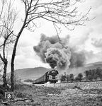 Zu Ostern 1977 war der E 802 nach Leipzig gut ausgelastet, was für die Saalfelder 01 0533 in der Steigung nach Unterwellenborn gleich einen harten Antritt nach dem Start in Saalfeld bedeutete. (07.04.1977) <i>Foto: Joachim Schmidt</i>