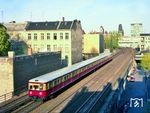 Ein S-Bahnzug zwischen Berlin Zoologischer Garten und -Savignyplatz. (05.1976) <i>Foto: Karsten Risch</i>