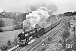 Eine Zugleistung, die noch 1977 zu 100% mit Dampf fuhr: 01 0529 hat in Saalfeld den E 802 aus Sonneberg von einer pr. T 20 übernommen und dampft die Steigung nach Unterwellenborn hinauf. Die Lok wird bis Leipzig am Zug bleiben. (08.04.1977) <i>Foto: Joachim Schmidt</i>