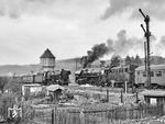 44 0851 musste zunächst am Einfahrsignal von Saalfeld mit ihrem Dg aus Camburg die Ausfahrt des P 4004 mit 01 0519 abwarten, da sich beide Fahrstraßen kreuzten. Nunmehr erhält sie langsame Einfahrt (Signal Hf 1 - Fahrt mit Geschwindigkeitsbeschränkung auf 40 km/h) in den Saalfelder Güterbahnhof.  (13.04.1977) <i>Foto: Joachim Schmidt</i>