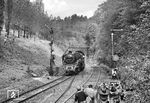 Eine besondere Attraktion bei Sonderfahrten war der Einsatz der 02 0201 (18 201) der VES-M Halle, die hier mit einem Sonderzug von Dessau nach Sangerhausen von zahlreichen Fotofreunden bei der Einfahrt nach Blankenheim erwartet wird.  (14.05.1977) <i>Foto: Joachim Schmidt</i>