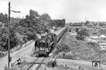 01 2207 (Bw Dresden) fährt mit D 673 auf der Umfahrung des Schöneweider Güterbahnhofs in fast nebenbahnähnlicher Umgebung. Ende Juli 1977 hat die Lok nur noch eine Schonfrist von zwei Monaten, dann ist es mit den dampfgeführten Schnellzügen zwischen Dresden und Berlin vorbei.  (30.07.1977) <i>Foto: Joachim Schmidt</i>