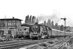 01 2066 mit dem Leerreisezug des D 673 auf dem Weg nach Schöneweide in Berlin Ostkreuz. (27.08.1977) <i>Foto: Joachim Schmidt</i>