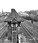 Die "Schnapszahllok" 52 6666 vom Bw Berlin-Schöneweide rollt durch Berlin Ostkreuz in Richtung Ostbahnhof. Die Gleise links führen nach Lichtenberg. (27.08.1977) <i>Foto: Joachim Schmidt</i>