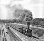 Pünktlich um 12.15 Uhr startete 03 0059 mit dem D 552 (Erfurt - Stralsund) in Berlin-Lichtenberg und beschleunigt nun den Zug in Friedrichsfelde Ost. (28.08.1977) <i>Foto: Joachim Schmidt</i>