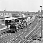 01 2120 (Bw Dresden) rollt mit D 1274 "Metropol" am S-Bahnhof Warschauer Straße vorbei und hat ihr Fahrtziel Berlin Ostbahnhof fast erreicht.  (28.08.1977) <i>Foto: Joachim Schmidt</i>