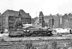 03 0048 rollt in Berlin Ostkreuz an der Kulisse des ehemaligen Knorr-Bremsenwerks vorbei in Richtung Wriezener Güterbahnhof, um dort den D 514 abzuholen. (28.08.1977) <i>Foto: Joachim Schmidt</i>