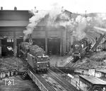 Blick in das traditionsreiche Bw Dresden Altstadt: 01 2066 rollt auf dem Schuppen auf die "Scheibe", daneben wartet 52 8007 vom Bw Elsterwerda.  (09.1977) <i>Foto: Joachim Schmidt</i>