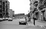 01 0510 fährt mit D 1332 durch die Häuserschluchten an der Kreuzung Paulstraße/Flemmingstraße in Berlin-Moabit. (07.1976) <i>Foto: Burkhard Wollny</i>