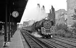 Nach dem Halt in Berlin-Zoo geht es für 01 0510 mit D 336 am Savignyplatz weiter nach Hamburg. (07.1976) <i>Foto: Burkhard Wollny</i>