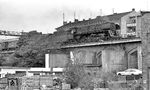 Wo es zu Zeiten der Deutschen Teilung noch durch schmuddelige Westberliner Hinterhöfe ging, steht heute das Bundesministerium des Innern. 01 0510 (Bw Wittenberge) ist mit dem D 337 aus Hamburg kurz vor dem Lehrter Bahnhof auf dem Weg in den Ostteil der Stadt in Höhe des früheren Güterbahnhofs Spreeufer. (07.1976) <i>Foto: Burkhard Wollny</i>