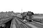 01 0527 vor D 1332 passiert auf der Fahrt von Berlin nach Hamburg die innerdeutsche Grenze am Lehrter Bahnhof in Berlin. (07.1976) <i>Foto: Burkhard Wollny</i>