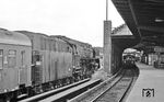 Im Lehrter Stadtbahnhof trifft 01 0527 auf eine S-Bahn zur Friedrichstraße. (07.1976) <i>Foto: Burkhard Wollny</i>