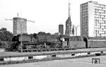 Der Heizer der 01 0517 nutzt den Aufenthalt des D 1333 in Berlin Zoologischer Garten für eine kurze Nachschau. (07.1976) <i>Foto: Burkhard Wollny</i>