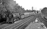 Der D 1333 aus Hamburg fährt mit der Wittenberger 01 0517 durch den Berliner Stadtbezirk Tiergarten, vorbei an der gleichnamigen S-Bahnstation. (07.1976) <i>Foto: Burkhard Wollny</i>