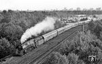 Blick aus einem Haus an der Lüneburger Straße auf 01 0527, die mit D 1333 kurz vor dem Lehrter Bahnhof angerollt kommt. (07.1976) <i>Foto: Burkhard Wollny</i>