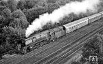 01 0527 mit D 1333 aus Hamburg kurz vor dem Lehrter Bahnhof. (07.1976) <i>Foto: Burkhard Wollny</i>