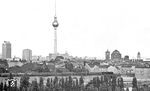 01 0527 hat mit D 1333 soeben die deutsch/deutsche Grenze überschritten und rollt vor der Kulisse von Fernsehturm, Rotem Rathaus und Berliner Dom dem nächsten Halt im damaligen Grenzbahnhof Friedrichstraße entgegen. (07.1976) <i>Foto: Burkhard Wollny</i>