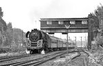 01 0527 fährt mit D 1332 nach Hamburg aus dem Bahnhof Berlin-Wannsee (ab 10.47 Uhr). Das elektromechanische Reiterstellwerk "Ws" (Bauart VES) ging 1913 in Betrieb. Mit Inbetriebnahme eines EStw ging es am 13. Juni 1993 vom Netz.  (07.1976) <i>Foto: Burkhard Wollny</i>