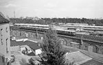 Vor der Kulisse von Fernsehturm und Reichstag nahe des Lehrter Bahnhofs in Berlin ist eine S-Bahn in Richtung Bellevue unterwegs. Gegenüber der Lüneburger Straße steht jenseits der Gleise heute das Bundesministerium des Innern. (07.1976) <i>Foto: Burkhard Wollny</i>