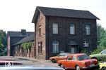 Das alte Empfangsgebäude von Horneburg an der Strecke nach Stade, das heute nicht mehr für Bahnzwecke verwendet wird. (02.06.1982) <i>Foto: Benno Wiesmüller</i>