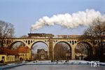44 1093 überquert mit einem Filmzug das 200 m lange Ilmviadukt am Freibad in Stadtilm. (13.02.1993) <i>Foto: Günter Hauthal</i>