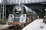 Kurze Pause für das Wittenberger Personal der 01 503 vor D 263 in Hamburg Hbf. (06.1968) <i>Foto: Jörg Schulze</i>