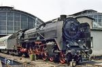 01 2120 (Bw Dresden-Altstadt) wartet vor dem D 371 „Pannonia-Expreß“ in Berlin Ostbahnhof (ab 12:36 Uhr) auf Ausfahrt in Richtung Dresden.  (22.07.1974) <i>Foto: J. R. Broughton</i>