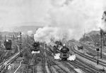 Um 10.42 Uhr startet 01 0529 mit der Saalfelder Starleistung, dem D 504 nach Halle, in ihrer thüringischen Heimat. Links fährt 01 0505 an den E 802. (18.09.1977) <i>Foto: Joachim Schmidt</i>