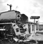 Die Baureihe 01.5 war schon aus den Wendebahnhöfen Bebra und Hamburg-Altona vielen Fans aus dem Westen bekannt. Dies allein war aber nicht der Grund nach Saalfeld zu reisen. Vielmehr begeisterte der vielfältige Dampfbetrieb, der zu bestimmten Tageszeiten mit einem wahren Feuerwerk an unterschiedlichen Baureihen und Zugarten aufwartete und mit seiner Dichte an schon lange versunkende Dampflokhochburgen im Westen wie Crailsheim oder Rheine erinnerte. So konnte man kaum der Verlockung entgegehen, immer wieder Saalfeld zu besuchen.  (10.01.1978) <i>Foto: Joachim Schmidt</i>