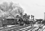 Werktags kam eine Saalfelder 01.5 mit dem Zugpaar P 6014/P 5033 bis nach Weimar. Hier beschleunigt 01 0508 den P 6014 aus Saalfeld aus Jena West. (06.01.1978) <i>Foto: Joachim Schmidt</i>