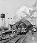 Besser konnte der letzte Tag des Jahres 1977 nicht ausklingen: Nach einem viertelstündigen Halt in Gera Hbf fährt 01 0501 mit dem P 3023 (Leipzig – Saalfeld/S) aus, während die Altenburger 65 1030 mit ihrem Zug in Richtung Heimat noch warten muss.  (31.12.1977) <i>Foto: Joachim Schmidt</i>