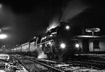Nur freitags verkehrte der aus bis zu 13 Wagen bestehende D 505/506 aus Berlin zwischen Halle und Saalfeld mit einer Leipziger 03. Hier wartet 03 2058 vor der Rückleistung des D 506 im Bahnhof Saalfeld/Saale. (06.01.1978) <i>Foto: Joachim Schmidt</i>