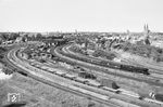 03 151 (Bw Rostock) hat mit D 1061 soeben den Lübecker Hauptbahnhof verlassen und wird gleich am Abzw. Hgbf in Richtung Herrnburg/Bad Kleinen abbiegen.  (28.06.1966) <i>Foto: Johann Burmester</i>