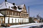 Der Bahnhof Welschen Ennest war zu Beginn der Inbetriebnahme des letzten Abschnittes der Ruhr-Sieg-Strecke am 6. August 1861 nur eine Haltestelle. Gegen 1910 wurde er zu einer mittelgroßen Bahnhofsanlage ausgebaut. Bekannt wurde er insbesondere als Wendebahnhof der damals eingesetzten Schiebeloks. Der früher einmal weitgehend überdachte Mittelbahnsteig musste wegen seiner Baufälligkeit durch einen DB Plus-Punkt ersetzt werden. Das Bahnhofsgebäude befindet sich mittlerweile in privater Hand und wurde in den Jahren 2008 bis 2010 saniert. Das DrS2-Stellwerk "Wf" im Hintergrund ging  am 26.05.1963 in Betrieb, wurde am 03.12.2006 vom Netz genommen und im November 2015 abgerissen. (17.02.1990) <i>Foto: Peter Schiffer</i>
