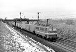 DR 242 218 (Bw Reichenbach) mit einem Containerzug am Abzweig Bogendreieck bei Werdau. (28.01.1978) <i>Foto: Hans-Joachim Simon (Archiv Ludger Kenning)</i>