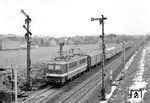 DR 242 230 mit P 6688 (Zwickau - Bad Brambach) am Abzweig Bogendreieck bei Werdau. (28.01.1978) <i>Foto: Hans-Joachim Simon (Archiv Ludger Kenning)</i>