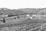 DR 242 249 (Bw Halle P) mit einem Personenzug am Abzweig Saaleck. Zwischen Saaleck (Naumburg) und Großheringen zweigt Richtung Süden die Saalbahn (Jena – Saalfeld – München) ab. Der 32 Kilometer lange Abschnitt Großkorbetha – Abzweig Saaleck galt bis zur Inbetriebnahme der Neubaustrecke in Mitteldeutschland als der am stärksten belastete Streckenabschnitt, da hier der Ost-West-Verkehr (Dresden – Frankfurt) mit dem Nord-Süd-Verkehr (Berlin – München) gebündelt wird. Schon im Jahr 1937 fuhren hier pro Tag 30 Fernzüge, 1989 waren es sogar 37 Fernzüge. Seit Dezember 2015 fahren die Fernzüge der Linien 15 (Frankfurt – Berlin) und 50 (Frankfurt – Dresden) über die neu eröffnete Schnellfahrstrecke Erfurt–Leipzig/Halle. (13.05.1980) <i>Foto: Hans-Joachim Simon (Archiv Ludger Kenning)</i>